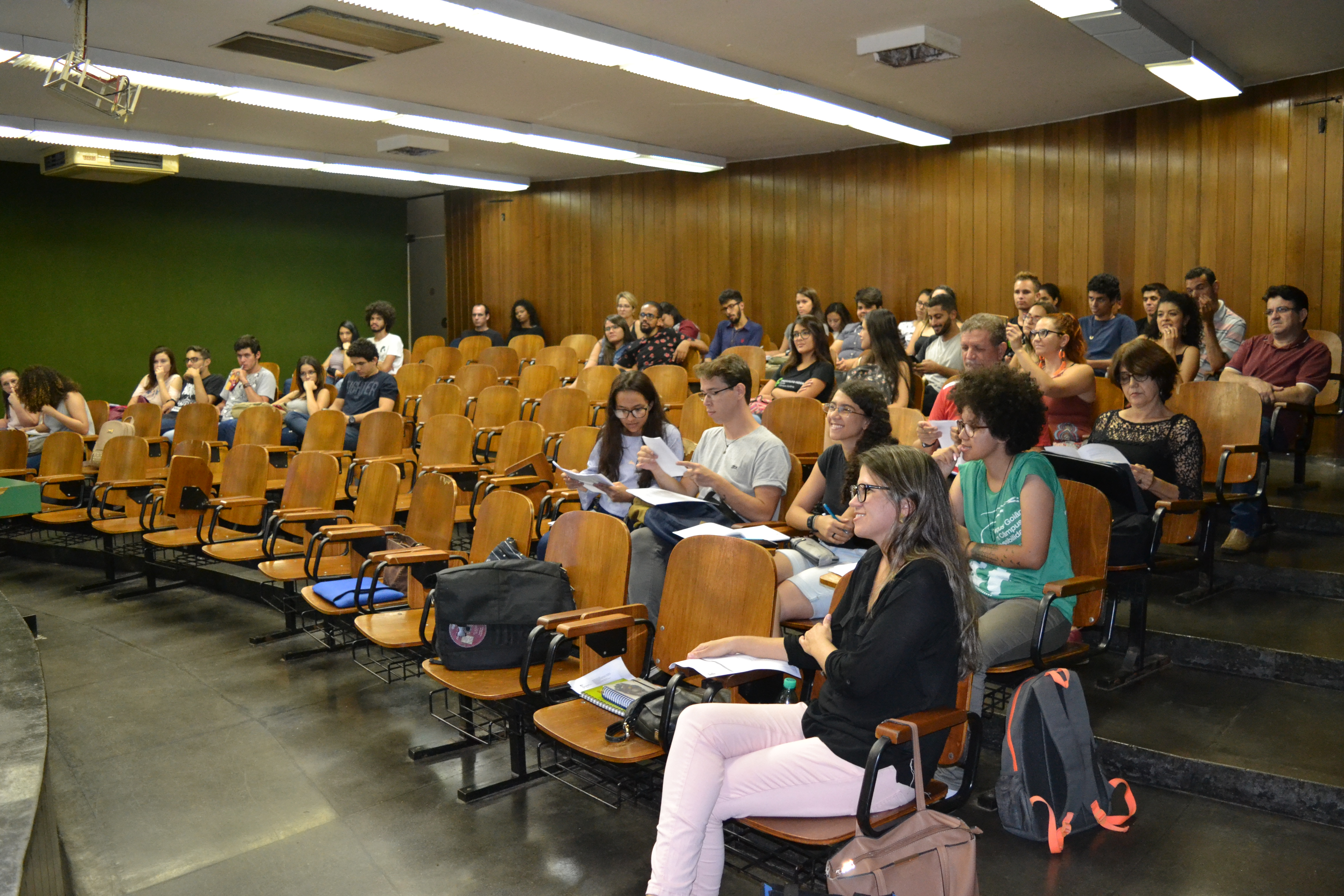 Alunos do curso de Licenciatura em História e demais convidados participaram das atividades desta segunda-feira, 5